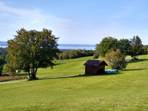 Radtour von München an den Ammersee zum Baden: Blick auf den Ammersee vom Ammersee-Höhenweg aus