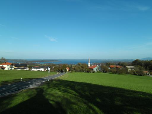 Radtour von München an den Chiemsee: Blick von Hittenkirchen über den Chiemsee