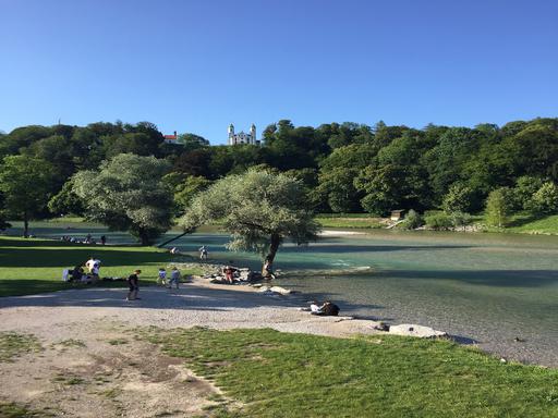 Radtour von München nach Bad Tölz: Blick auf den Isarstrand am Fuße des Kalvarienbergs in Bad Tölz