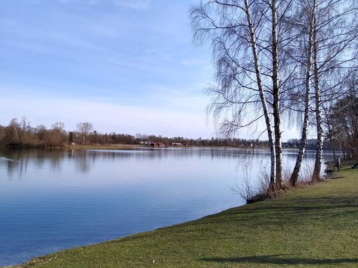 Radtour von München an den Karlsfelder See zum Baden: Blick auf den Karlsfelder See