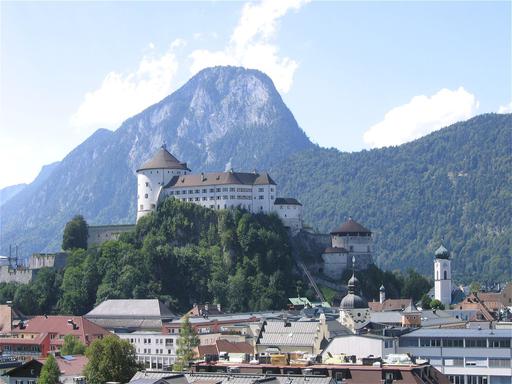Radtouren von München nach Österreich: Festung Kufstein mit dem Hausberg Pendling im Hintergrund