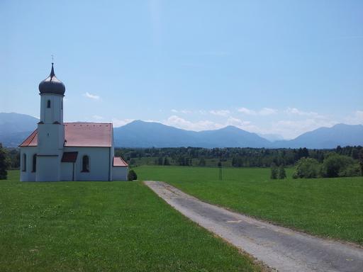 Radtour von München nach Ohlstadt im Werdenfelser Land: Das Ohlstädter Fieberkircherl mit dem Bergpanorama im Hintergrund