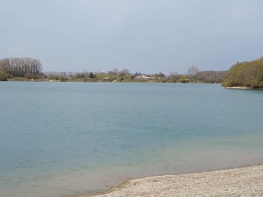 Radtour von München an den Pullinger Weiher zum Baden: Blick über einen der Pullinger Weiher mit dem Freisinger Dom im Hintergrund