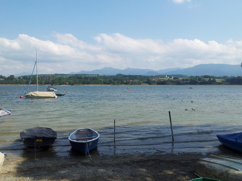 Radtour von München an den Simsee: Blick über den Simsee auf Hochries und Kampenwand