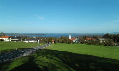 Radtour von München an den Chiemsee: Blick von Hittenkirchen über den Chiemsee