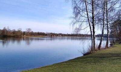 Radtour von München an den Karlsfelder See zum Baden: Blick auf den Karlsfelder See