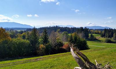 Radtour von München nach Reutberg: Blick vom Fuße des Kloster Reutberg nach Südwesten