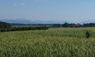 Radtour von München auf den Schönberg: Blick vom Schönberg über Ergertshausen