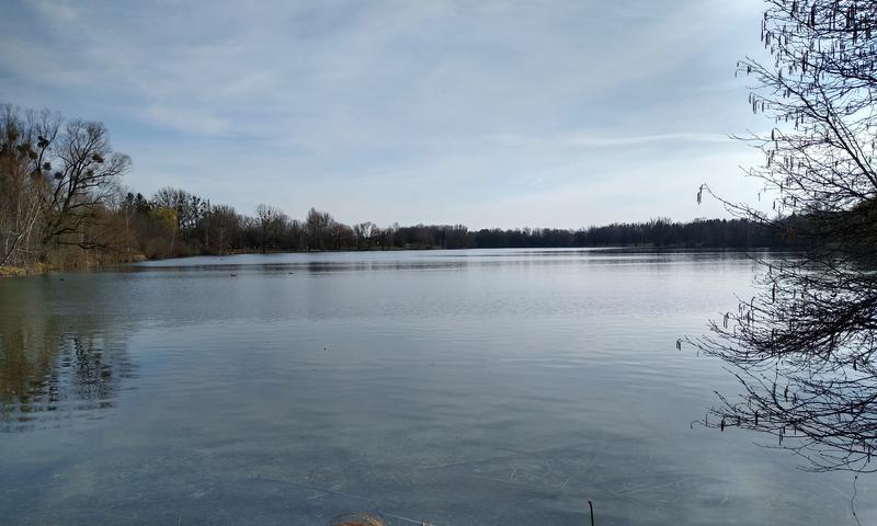 Radtour von München an den Feldmochinger See zum Baden: Blick auf den Feldmochinger See