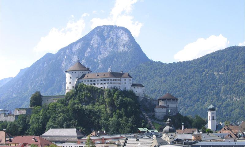 Radtouren von München nach Österreich: Festung Kufstein mit dem Hausberg Pendling im Hintergrund