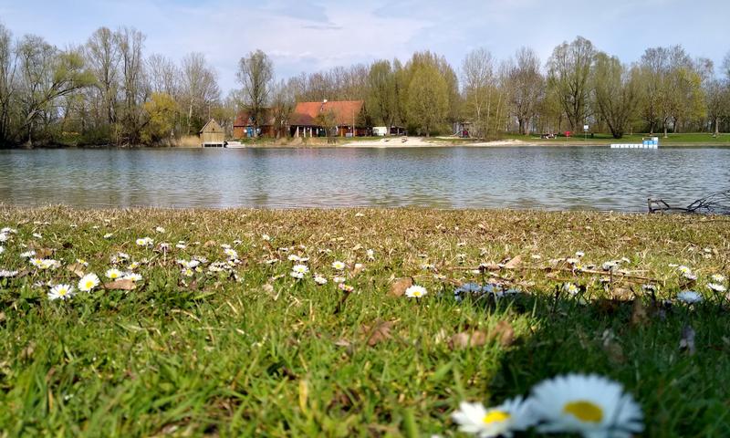 Radtour von München an die Neufahrner Mühlseen zum Baden: Blick auf einen der Mühlseen