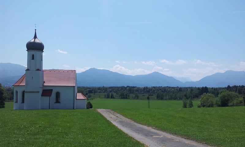 Radtour von München nach Ohlstadt im Werdenfelser Land: Das Ohlstädter Fieberkircherl mit dem Bergpanorama im Hintergrund