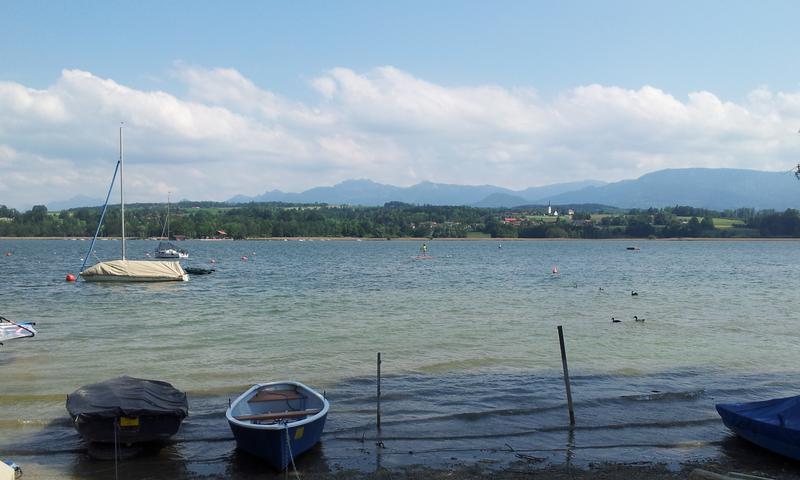 Radtour von München an den Simsee zum Baden: Blick über den Simsee auf Hochries und Kampenwand